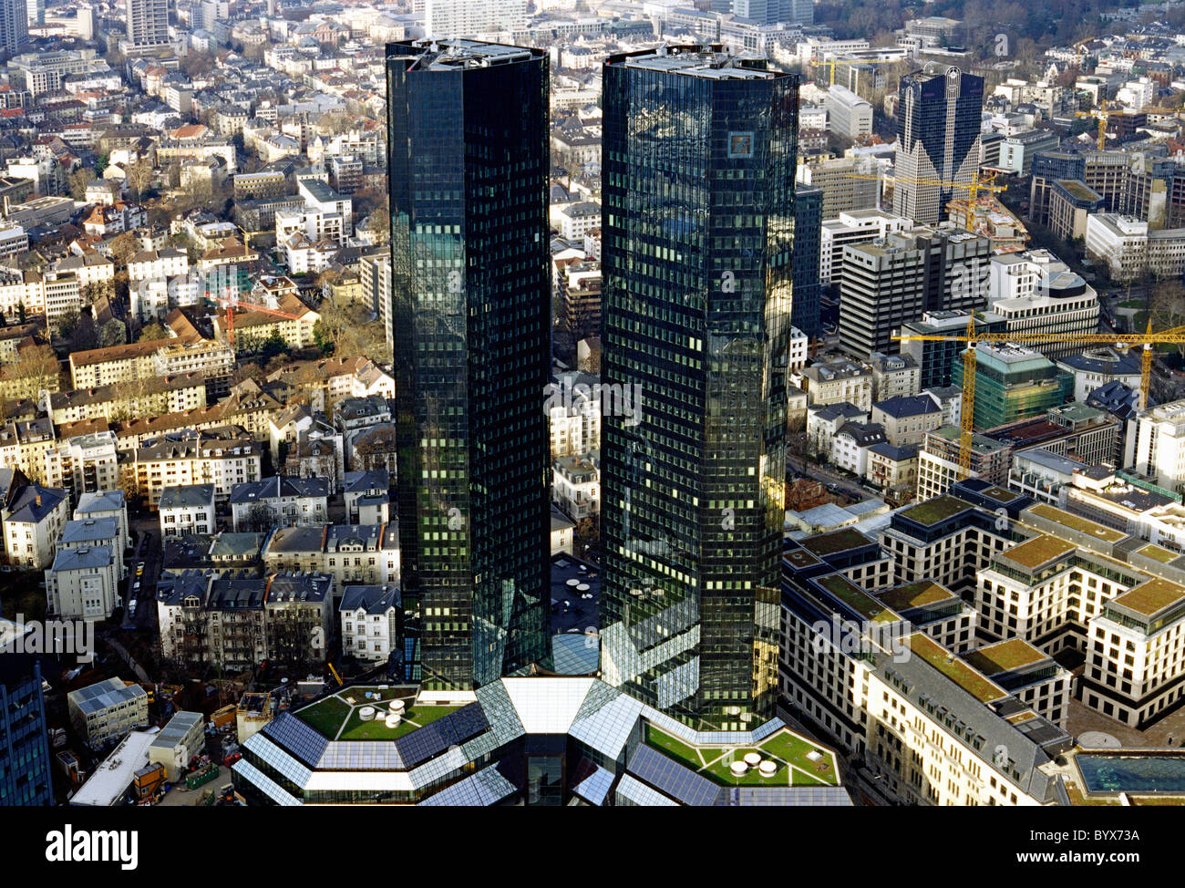 Vista aerea di torri gemelle della Deutsche Bank (Greentowers) nella città tedesca di Francoforte am Main. Foto Stock