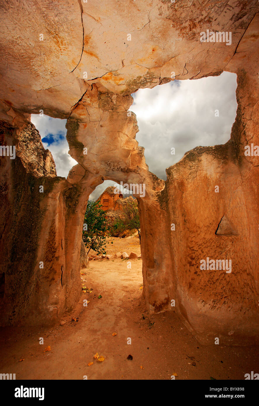 Turchia, Cappadocia, Nevsehir. Il gate del rock cut biblioteca del monastero Keslik, vicino a Sinassos e villaggi Cemilkoy Foto Stock