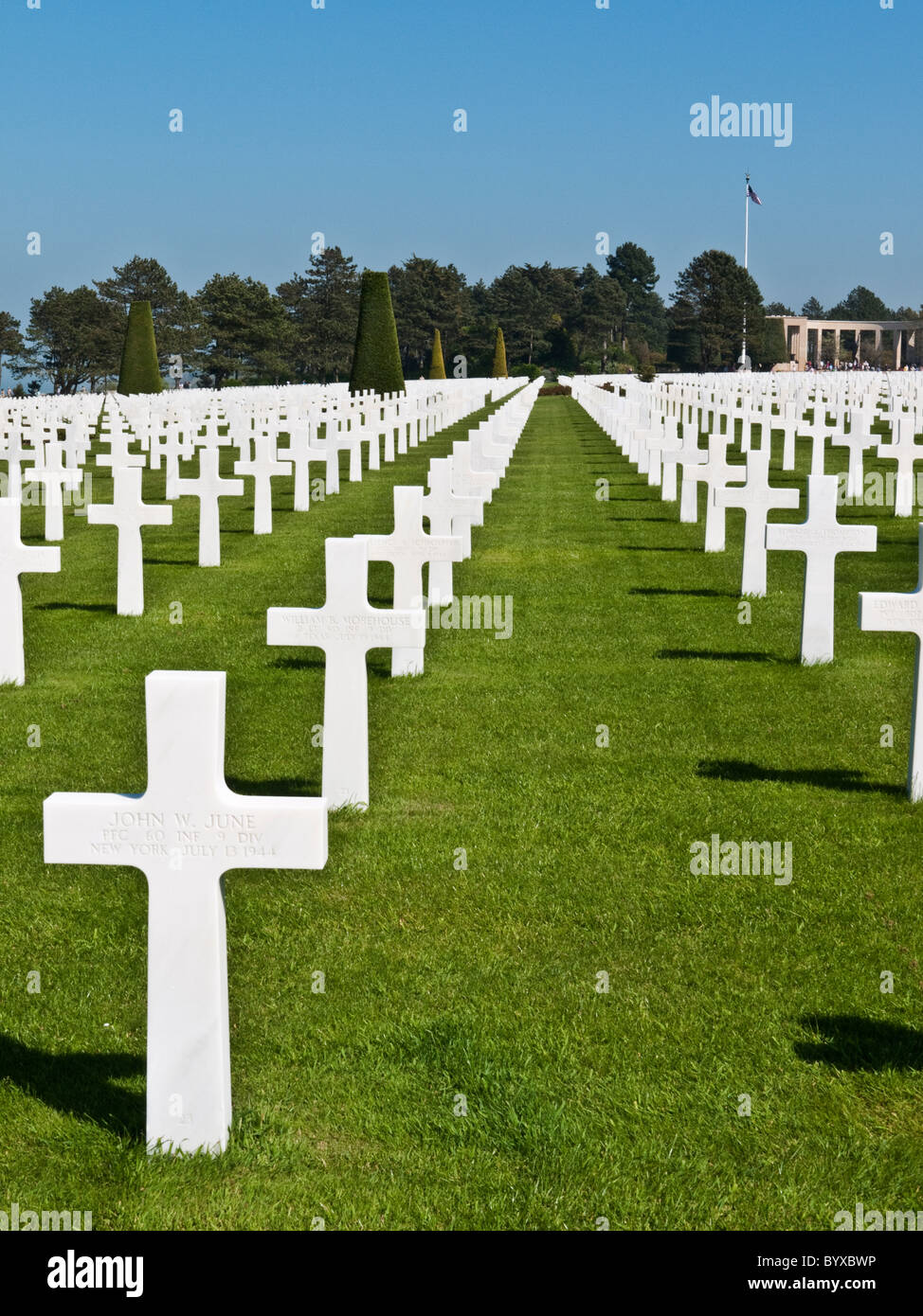 Righe di tombe presso la American Cimitero di Guerra, Omaha Beach in Normandia, Francia Foto Stock