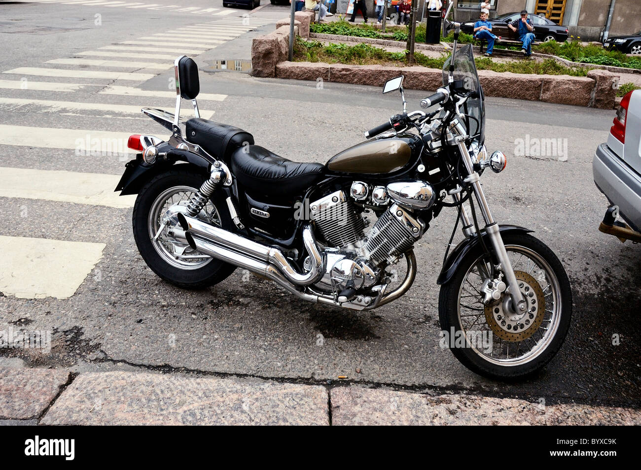 Una Yamaha XV535 Virago con altamente lucido cromato e tubi di scarico parcheggiata in una strada di Helsinki, Finlandia Foto Stock