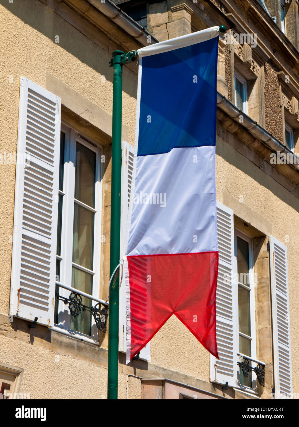 Il francese Bandiera Tricolore in Arromanches-les-Bains Normandia Francia Foto Stock