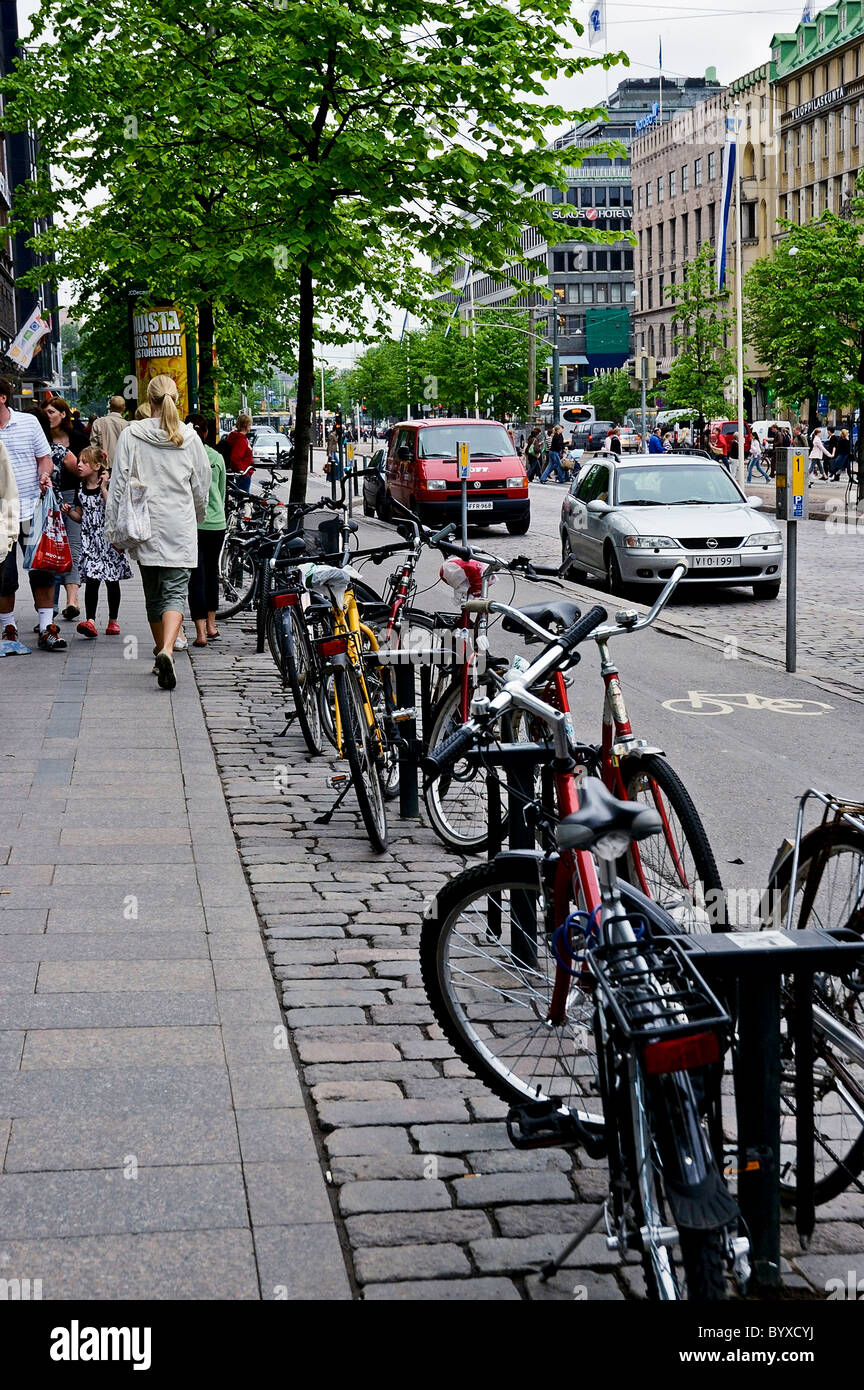 Rispettosi dell'ambiente per le biciclette in moto ufficiale sorge lungo il lato della pista ciclabile nel trafficato centro commerciale di Helsinki Foto Stock