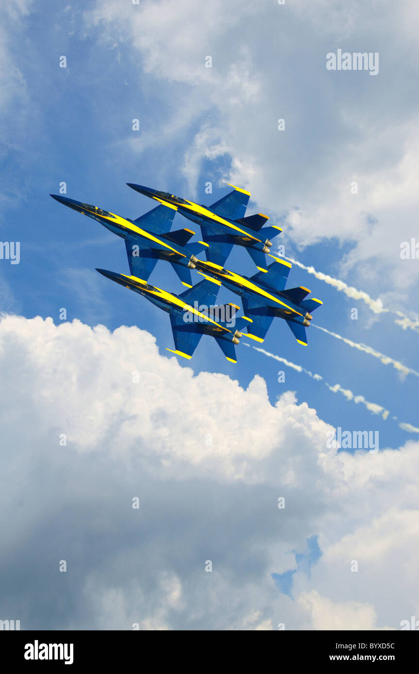 Stati Uniti Navy Blue Angels dimostrazione di volo Team Soaring attraverso le nuvole Foto Stock