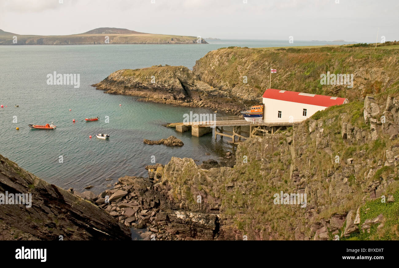 Scialuppa di salvataggio della stazione a San Giustiniano, Pembrokeshire, con Ramsey Island a distanza Foto Stock