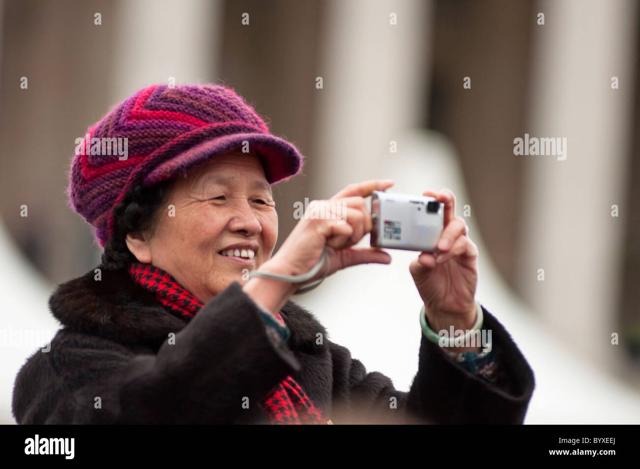Un Cinese old Lady a Trafalgar Square gustando il Capodanno cinese (anno del coniglio). 2011 Foto Stock