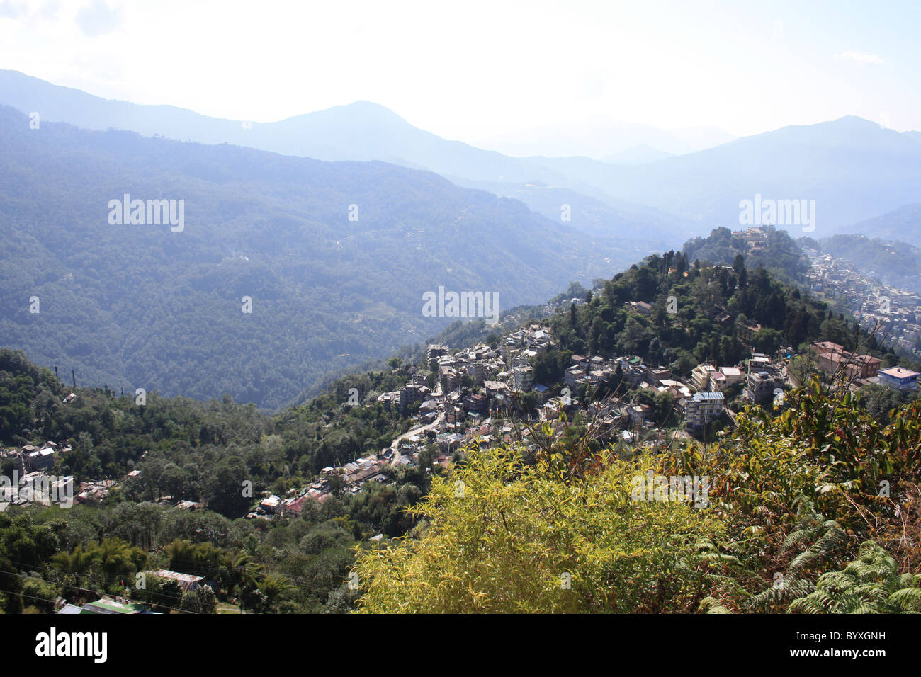 Vista di Gangtok città da Ganesh Tok, nei pressi di Gangtok, Sikkim, nel nord est dell'India. Foto Stock