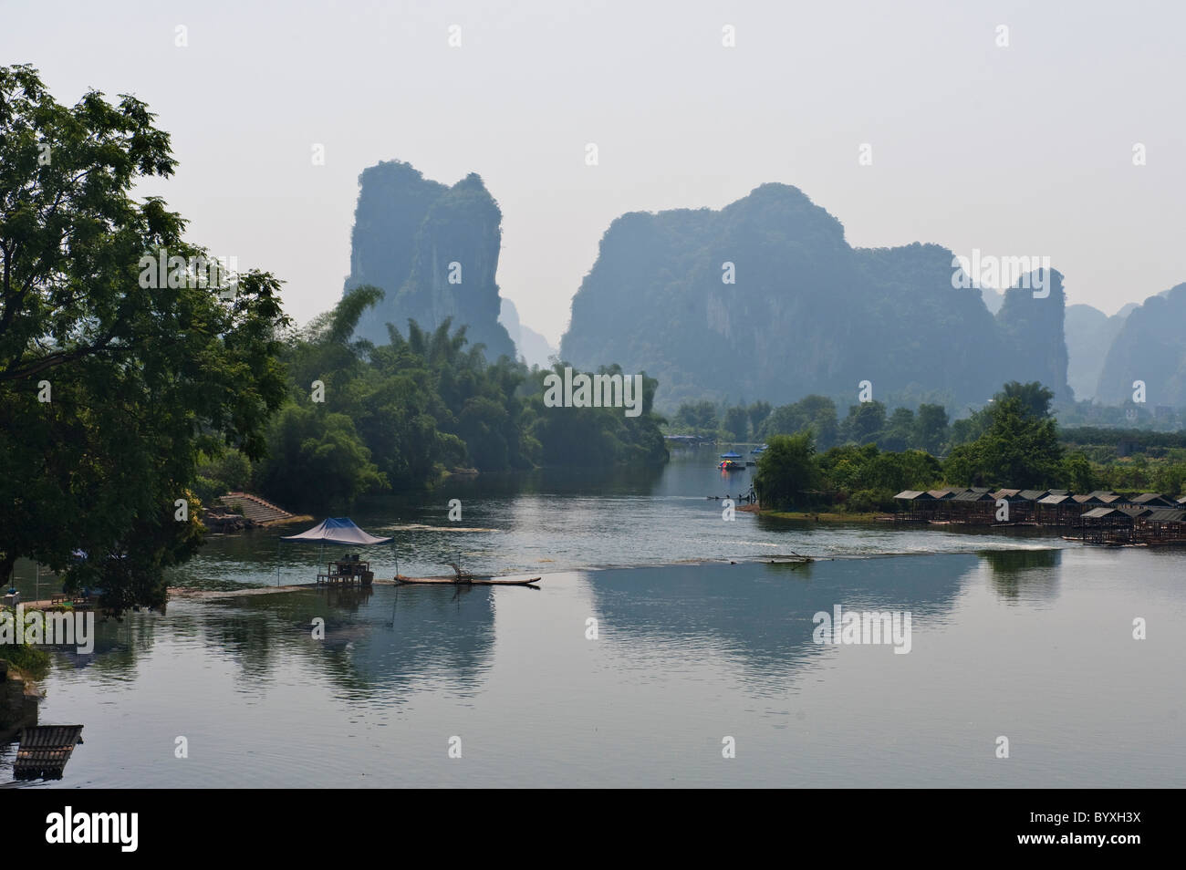 Vista di un fiume con il camel hill in background; yangshuo, Guangxi, Cina Foto Stock