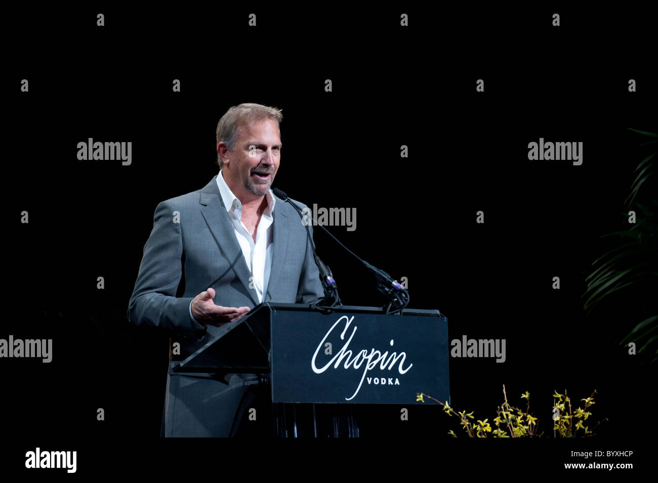 Attore Kevin Costner dà omaggio a Annette Bening's American Riviera Award. Foto Stock