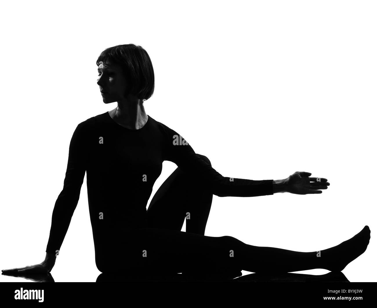 Donna Marichyasana Yoga posa di salvia assetto posturale in silouhette studio su sfondo bianco a piena lunghezza Foto Stock