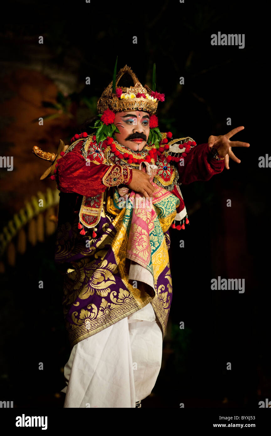 Il Barong indù e danza Legong è eseguita in Ubud, Bali presso il Palazzo Reale di fase. La lotta tra il bene e il male. Foto Stock