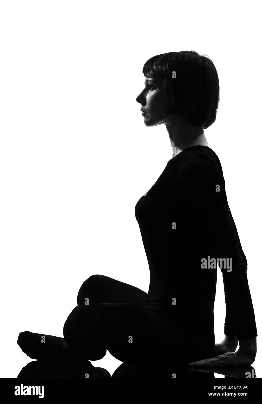 Donna Yoga posa sukhasana assetto posturale in silouhette studio su sfondo bianco Foto Stock