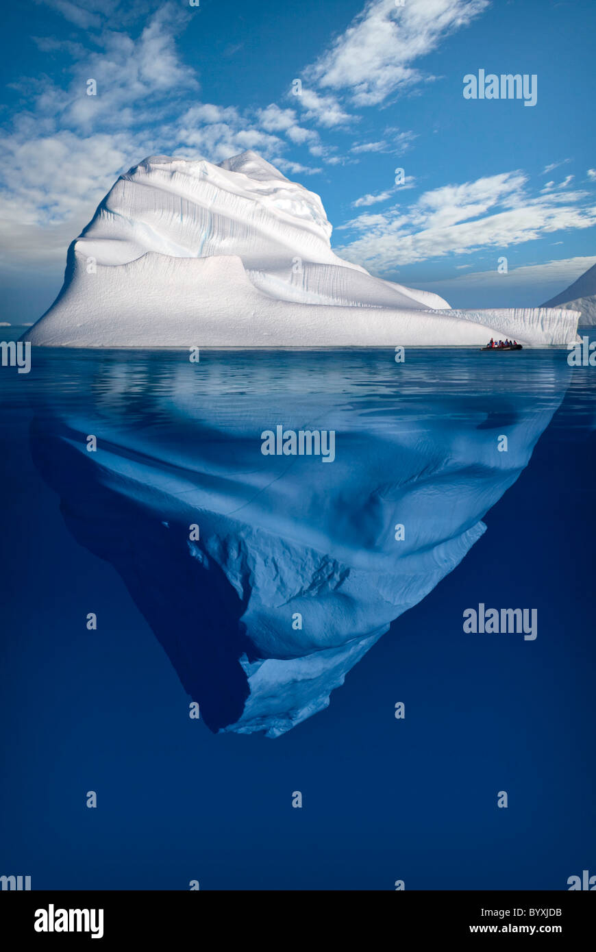 Una immagine composita di turisti ad esplorare un iceberg nel loro viaggio in tutta l'artico canadese; nunavut, Canada Foto Stock