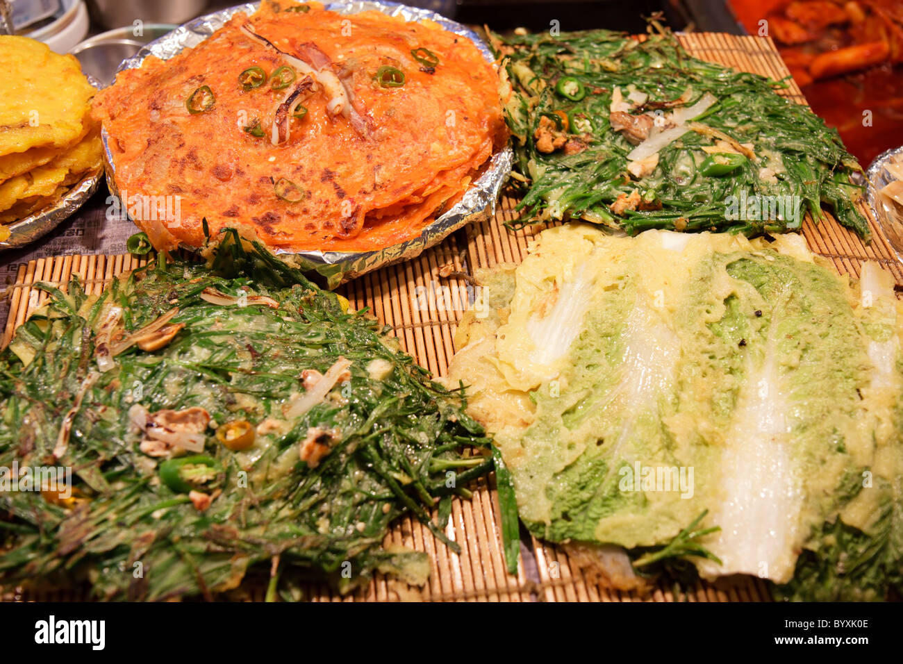 E Buchujeon Bindaettoek, coreano il cibo del fornitore Foto Stock