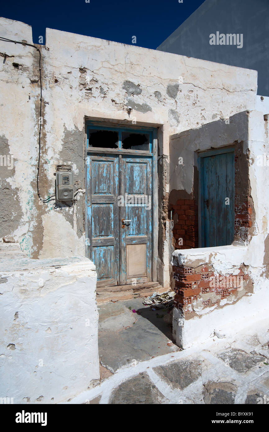 Vecchia casa abbandonata a Naoussa, sul Greco Cyclade isola di Paros. Foto Stock