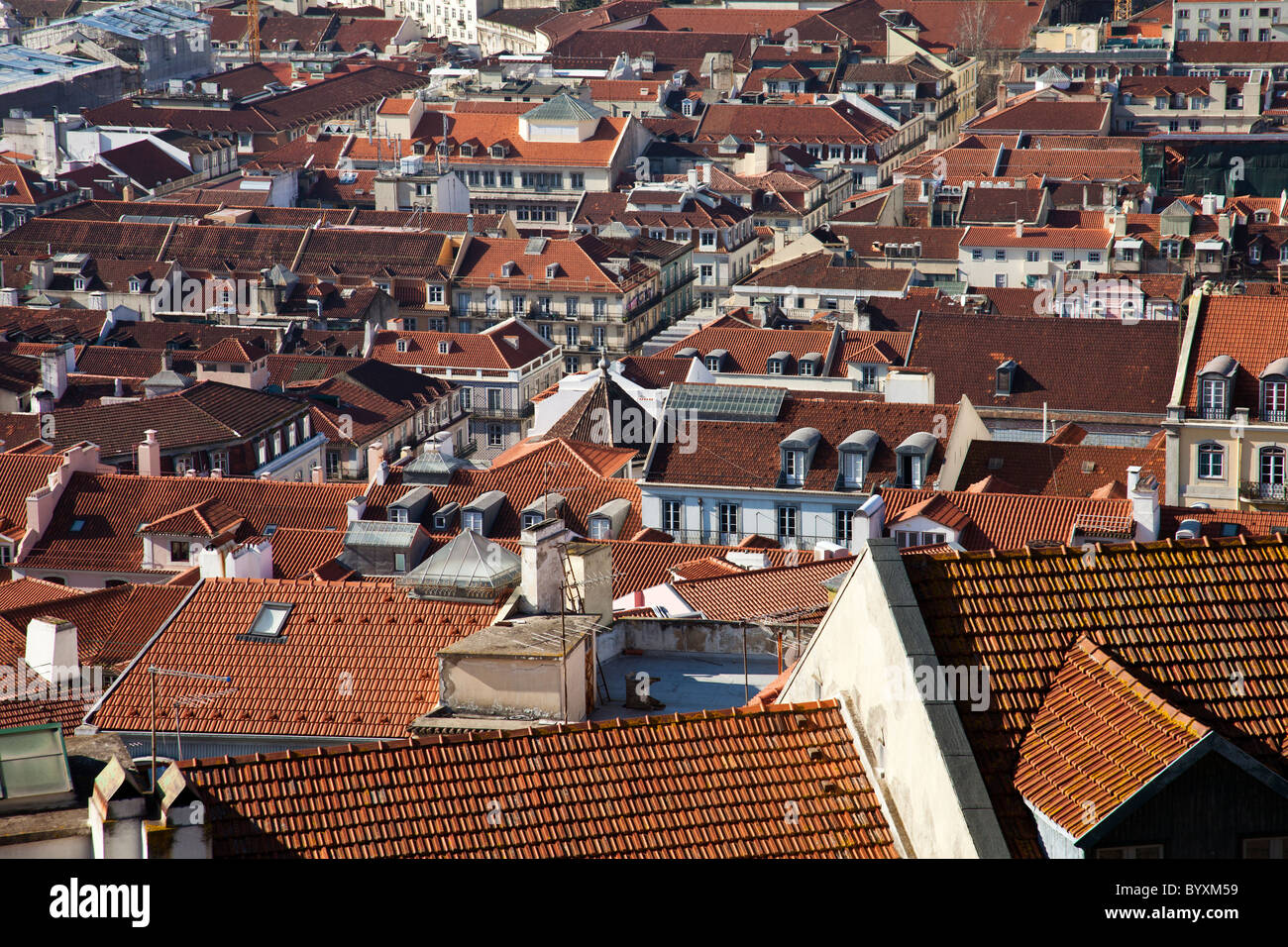 Tetti del quartiere di Baixa (centro) di Lisbona, Portogallo. Foto Stock