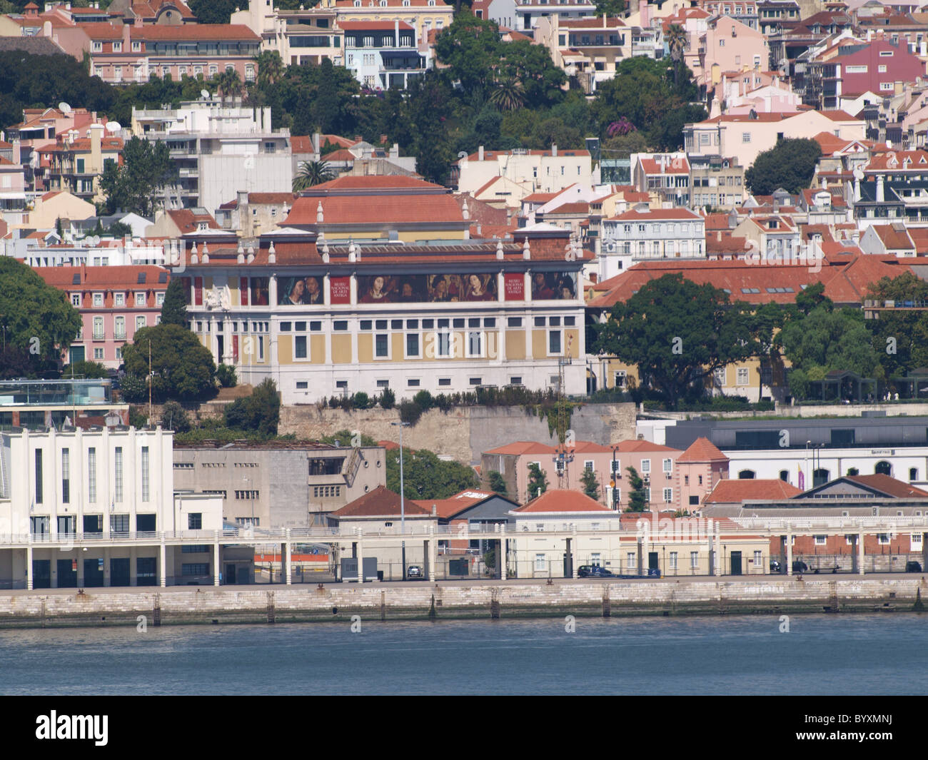 Lisbona Museu Nacional de Arte Antiga visto dal fiume Tago Foto Stock