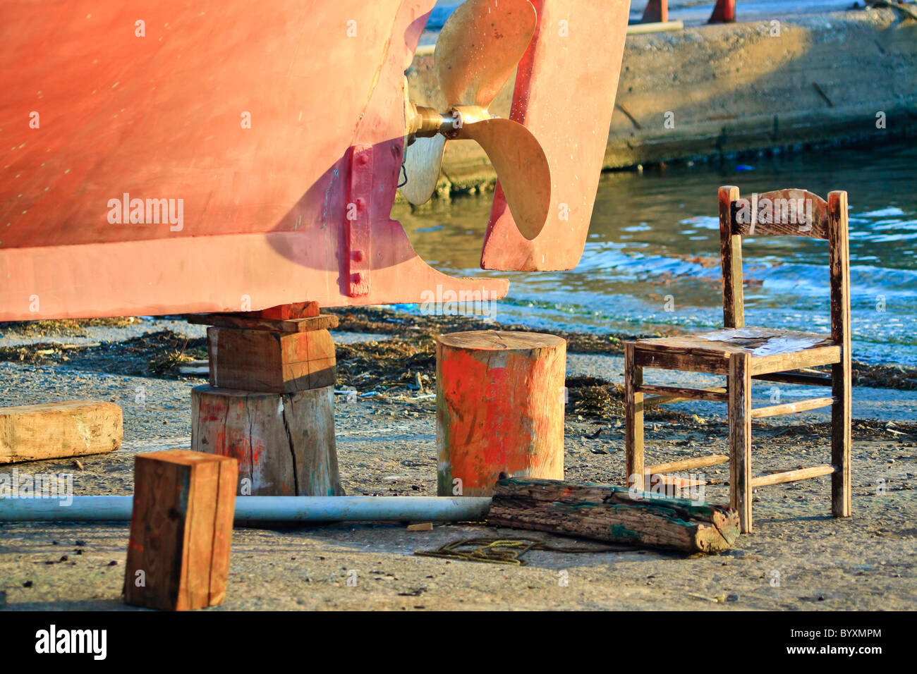 Elica riparato in barca nel dock di riparazione Foto Stock