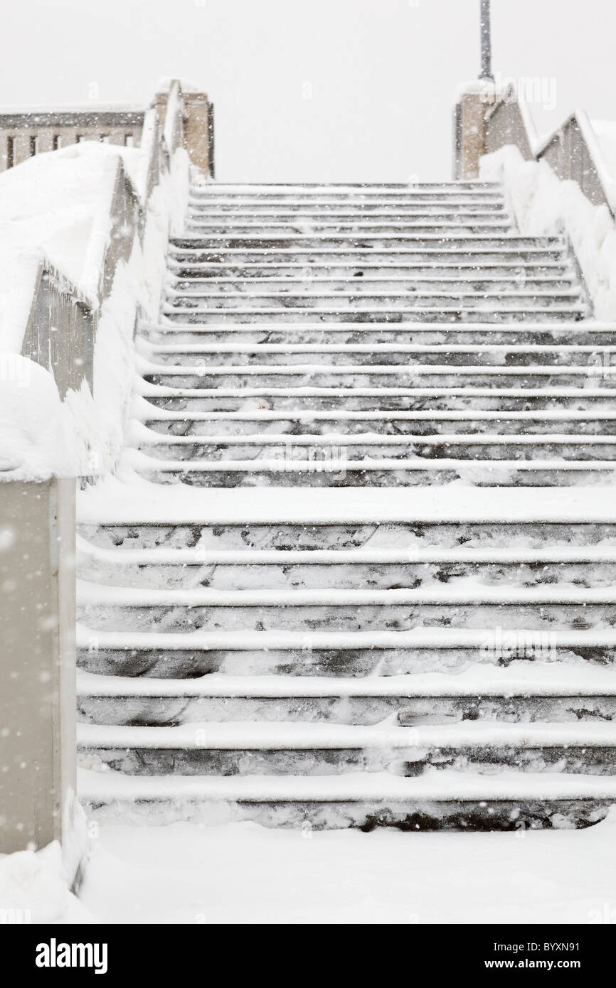 Scale di cemento ricoperta di neve di Winnipeg, Manitoba, Canada. Foto Stock