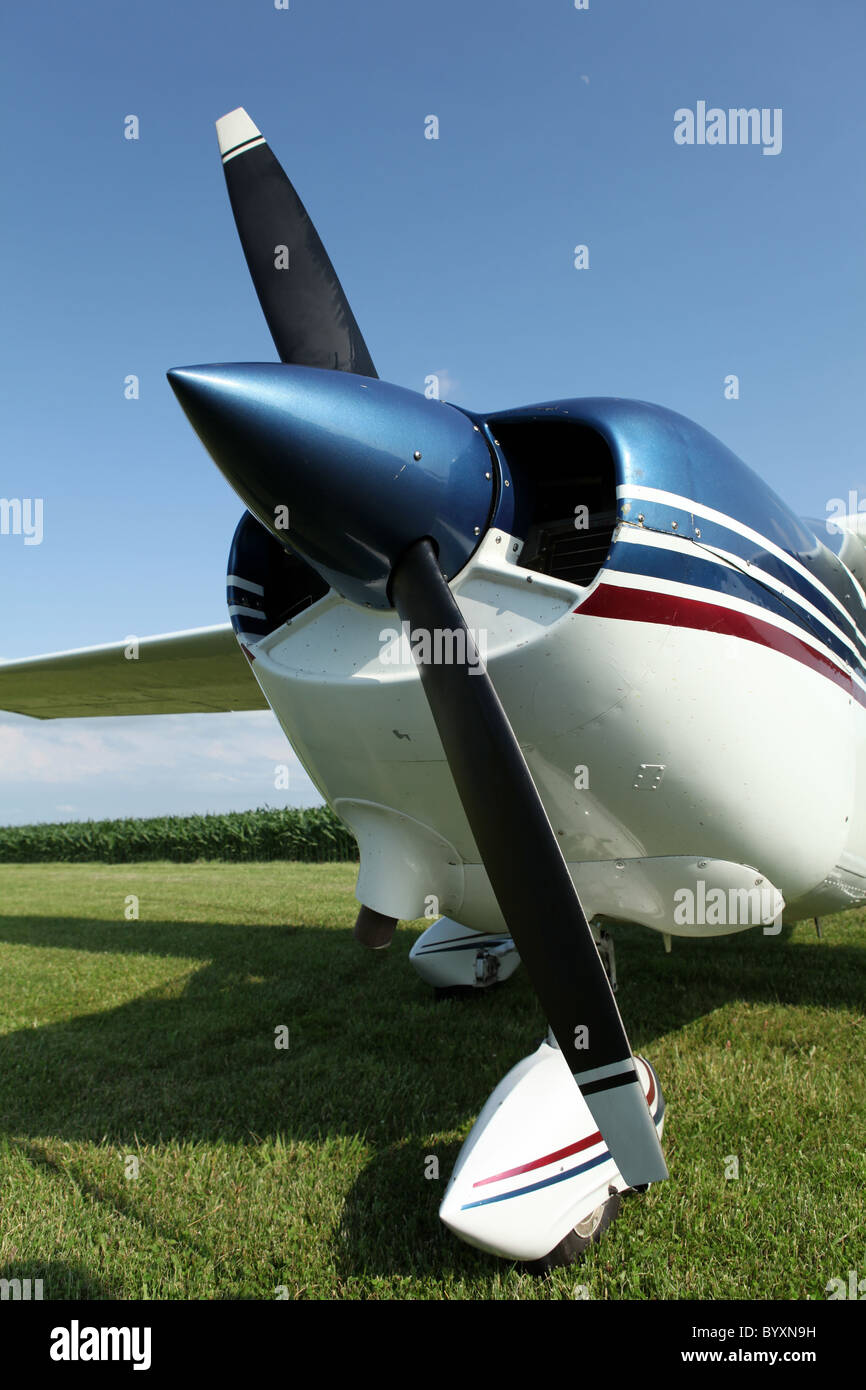 La parte anteriore del velivolo sulla pista di atterraggio per aerei di erba in Iowa vicino campo di mais. Foto Stock