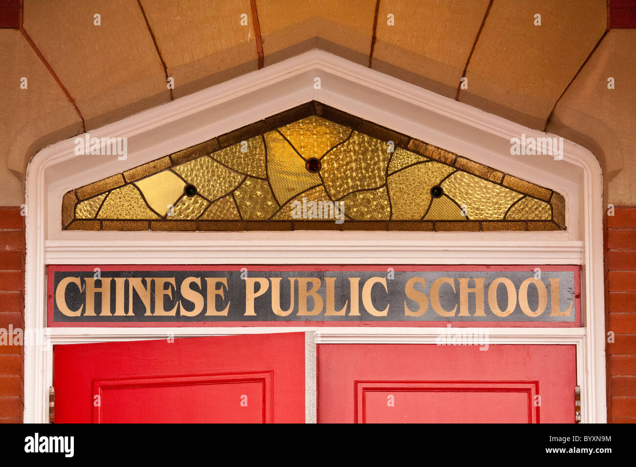 Segno di ingresso al pubblico cinese scuola in Chinatown-Victoria, British Columbia, Canada. Foto Stock