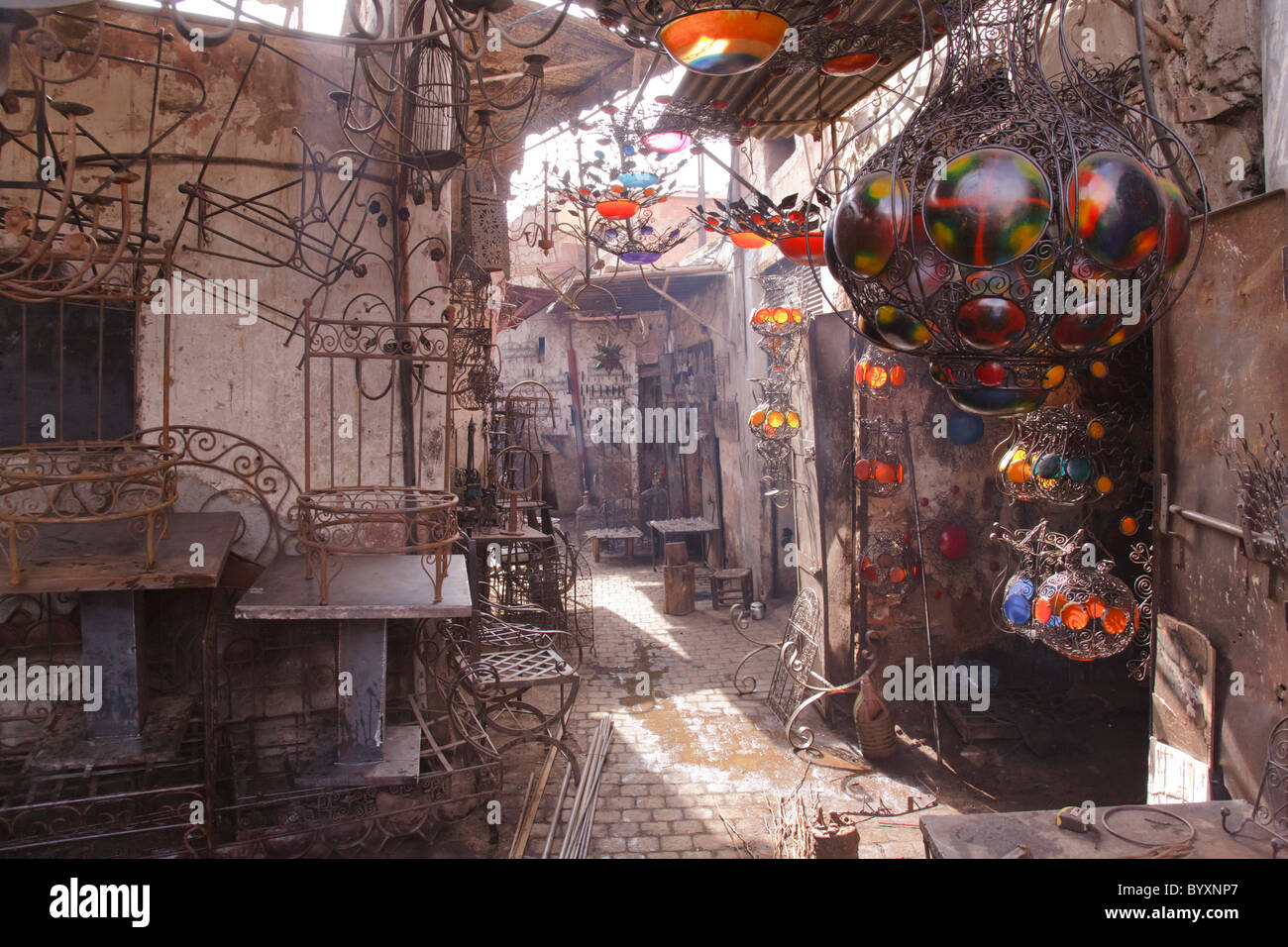 Un ferro battuto officina di illuminazione in profondità nella Medina di Marrakech Ian McEwen Foto Stock