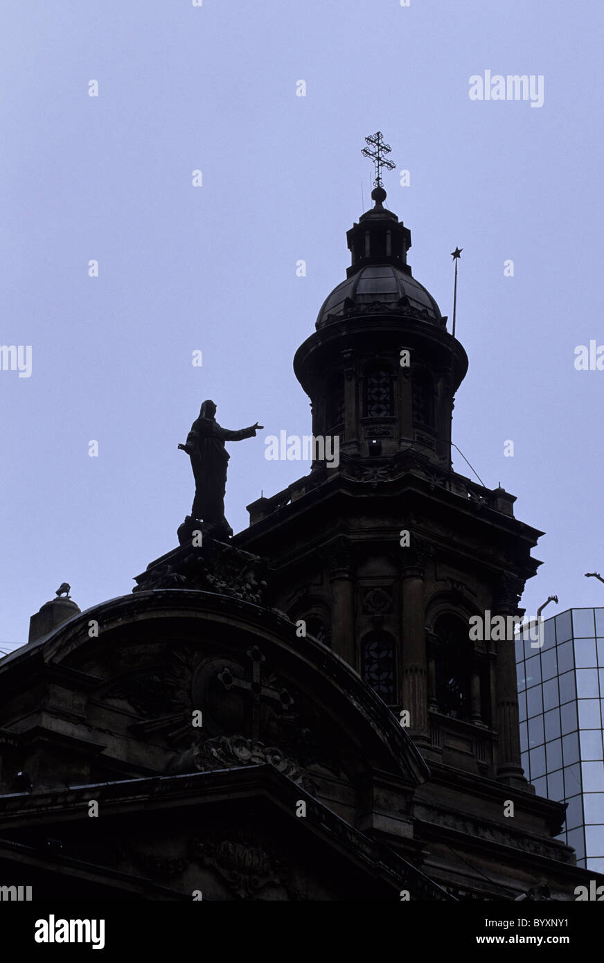 La facciata della Cattedrale Metropolitano sulla Plaza de Armas accesa al crepuscolo- Santiago del Cile. Foto Stock