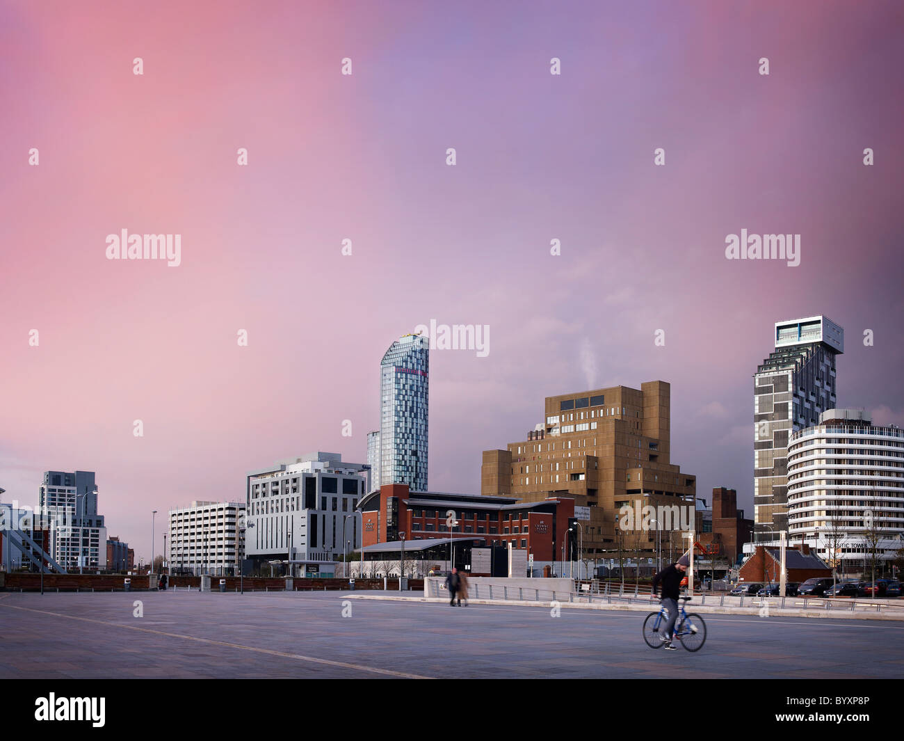 Immagine di liverpool skyline notturno utilizzando una lunga esposizione, che mostra gli edifici alti e paesaggio urbano da Pier Head Foto Stock