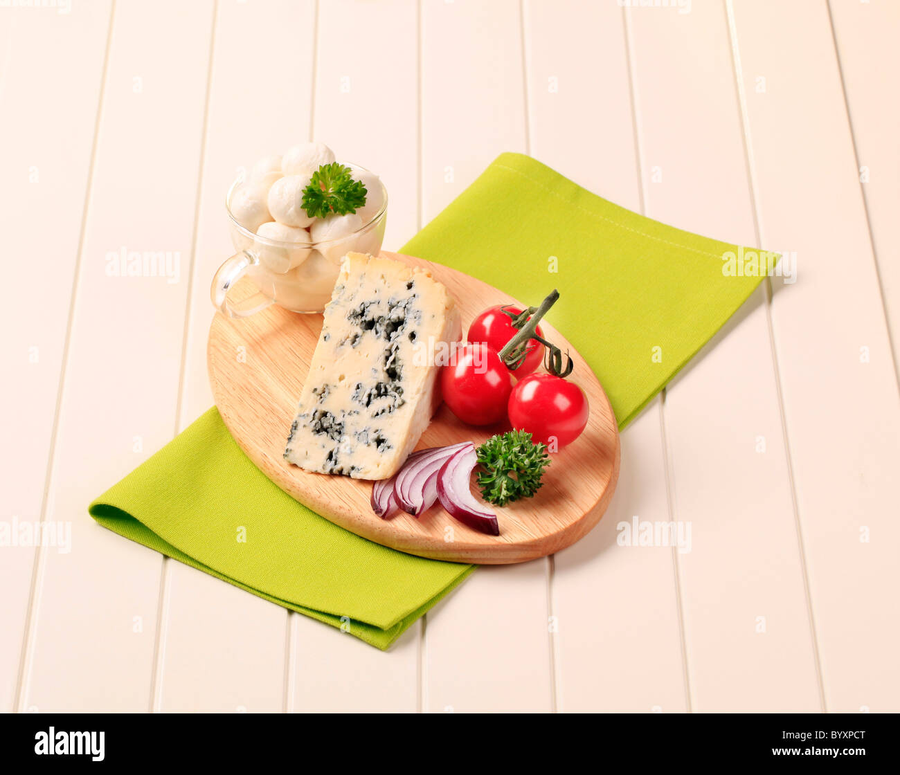 Formaggio blu e mozzarella sul bordo di taglio Foto Stock
