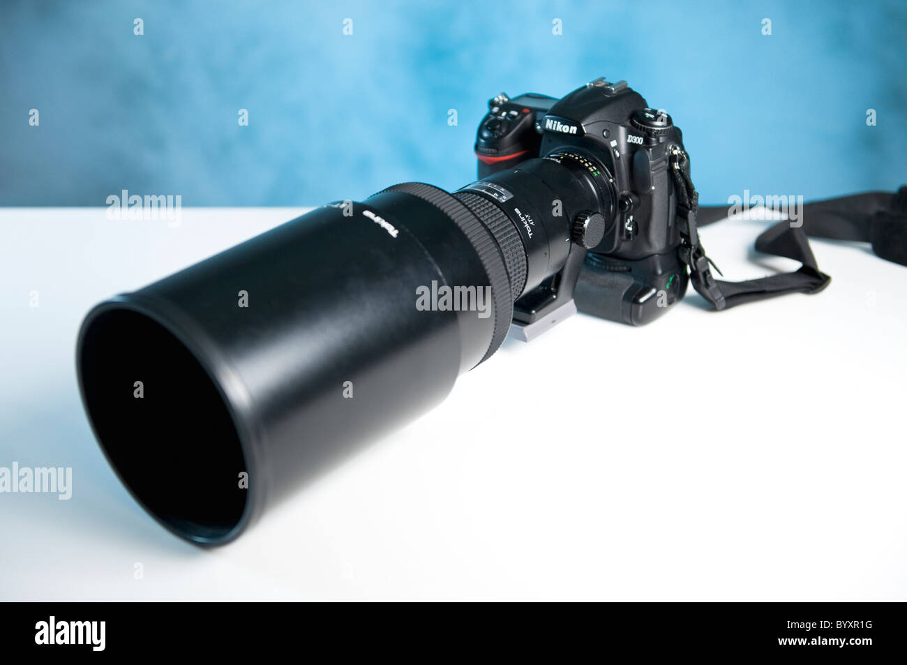 Digitale Nikon D300 fotocamera con un 300mm 2.8 lungo un teleobiettivo attaccato. Foto Stock