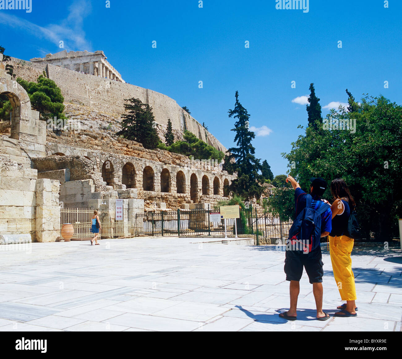 I turisti al di fuori dell'Acropoli di Atene Foto Stock