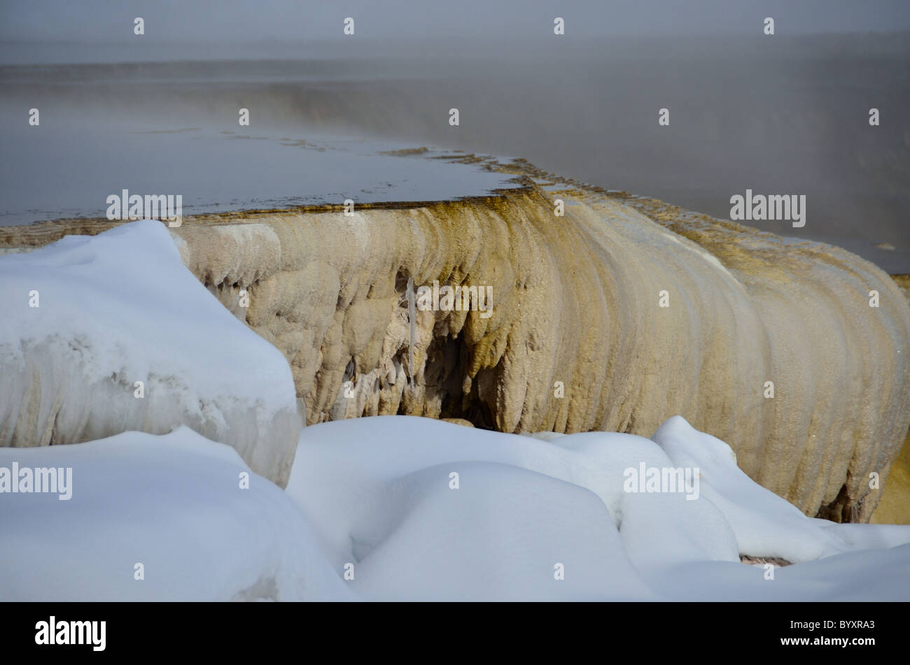 Il vapore che salgono dal pool di travertino. Mammoth Hot Springs, il Parco Nazionale di Yellowstone, Wyoming negli Stati Uniti. Foto Stock