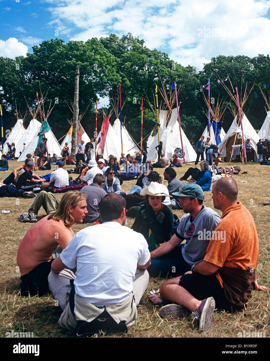 Le persone al Glastonbury festival Pilton Somerset REGNO UNITO Europa Foto Stock