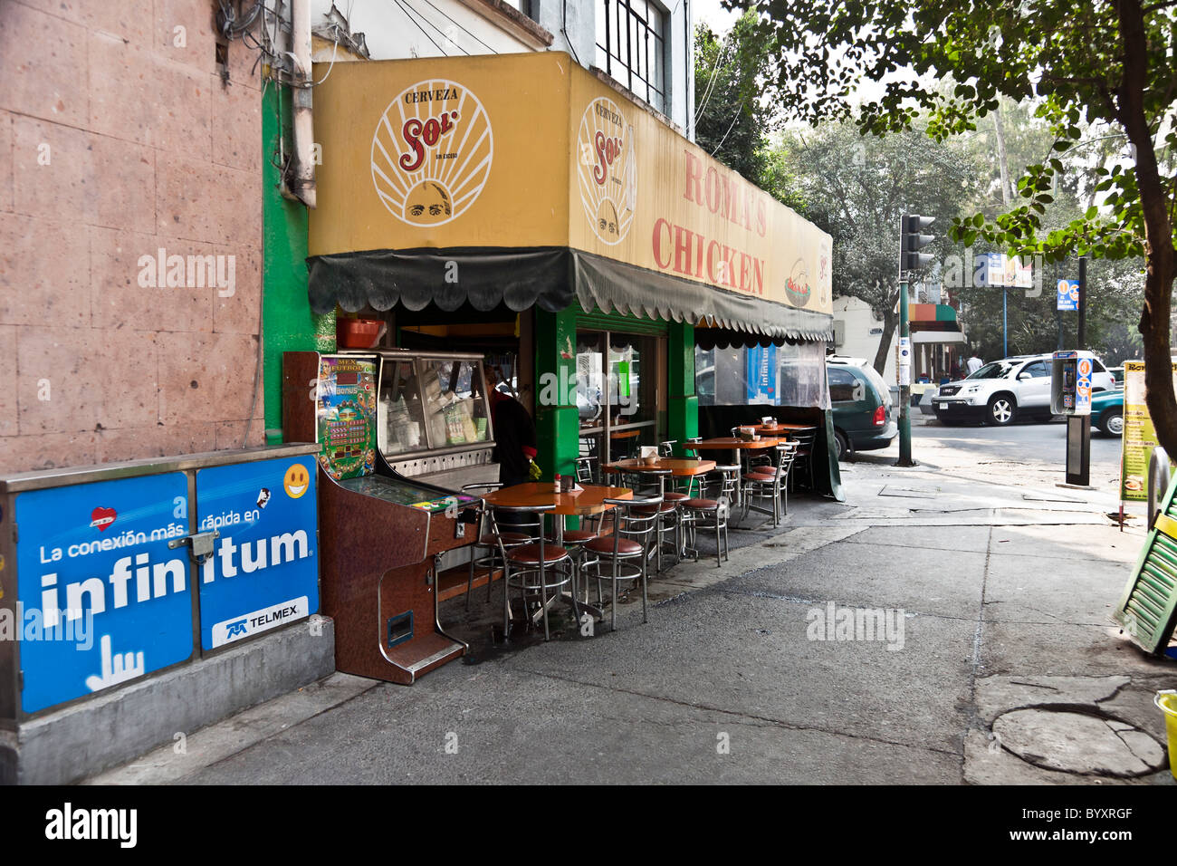 In vecchio stile di posti a sedere esterni al Pollo alla messicana ristorante con marciapiede flipper quartiere Roma Città Del Messico Foto Stock