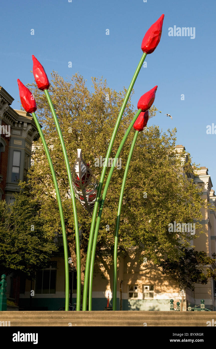 Una grande scultura di rose fiori su una strada; Victoria, British Columbia, Canada Foto Stock