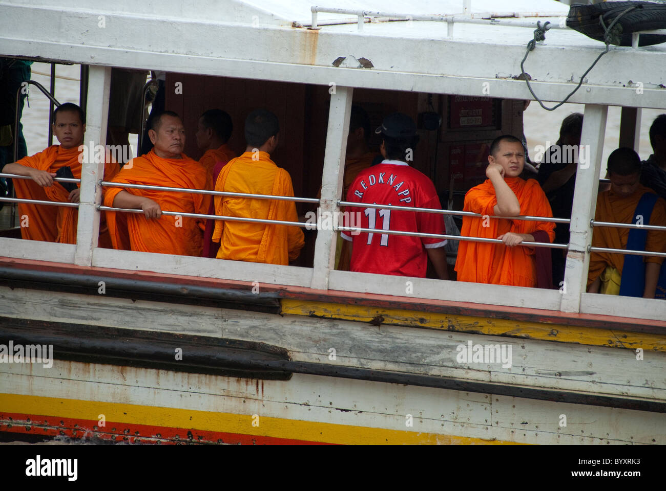 Monaci e 'Redknapp' ride traghetto a Bangkok Foto Stock