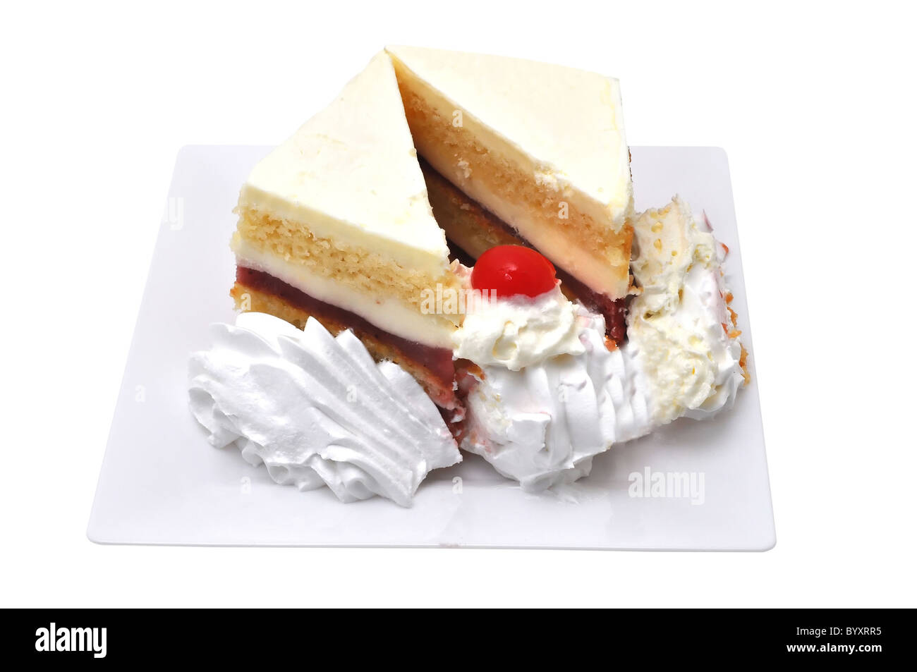 Due fette di torta di fragole isolato su sfondo bianco con percorso di clipping. Foto Stock