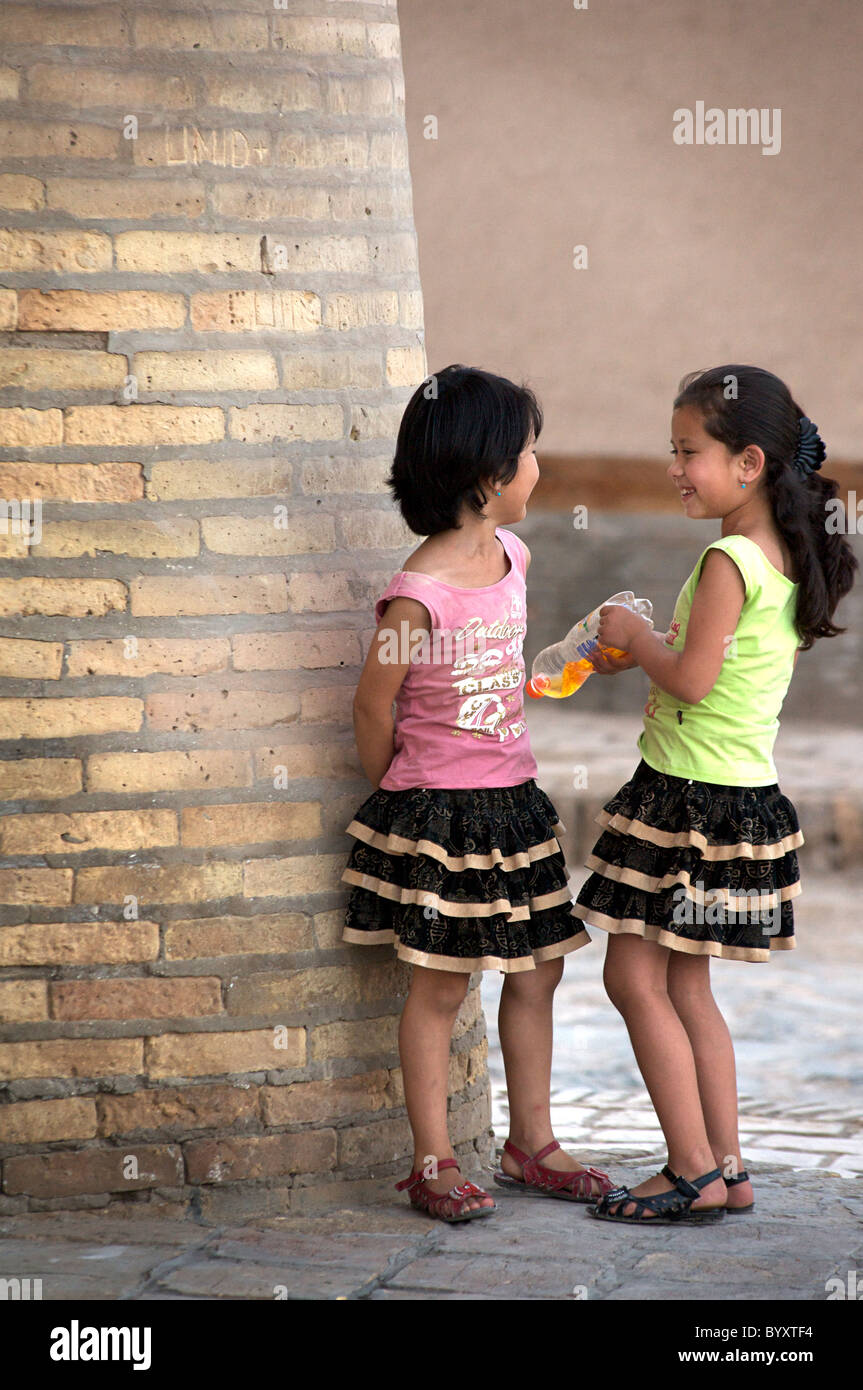 Uzbeko ragazze in contemporaneo western dress chat, Khiva, Uzbekistan Foto Stock