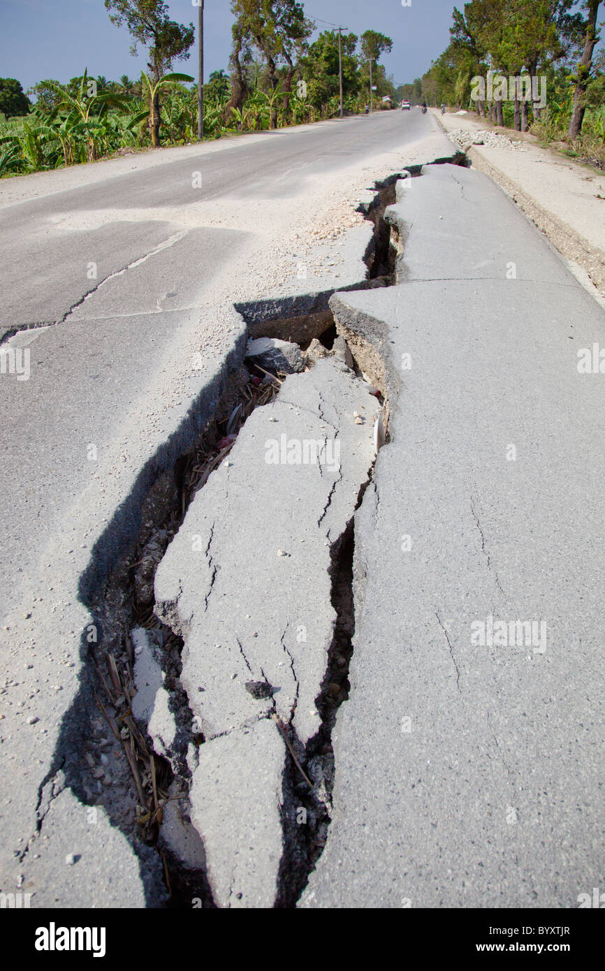 Un grande crack in strada dopo il terremoto di Haiti; Port-au-Prince, Haiti Foto Stock