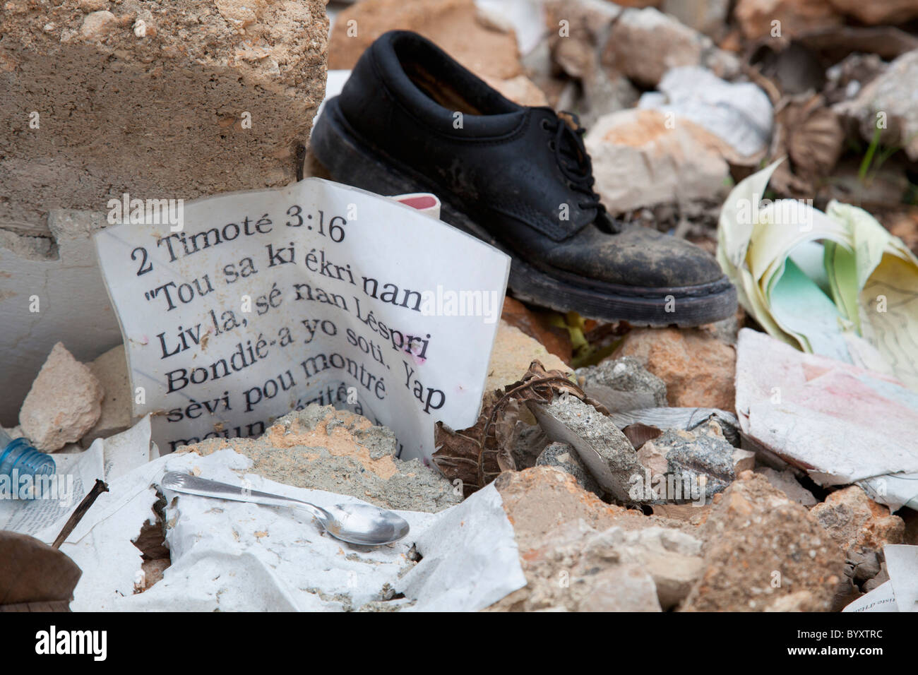 Un versetto biblico (2 Timoteo 3:16) che stabilisce tra le rovine dopo il terremoto ad Haiti; Port-au-Prince, Haiti Foto Stock
