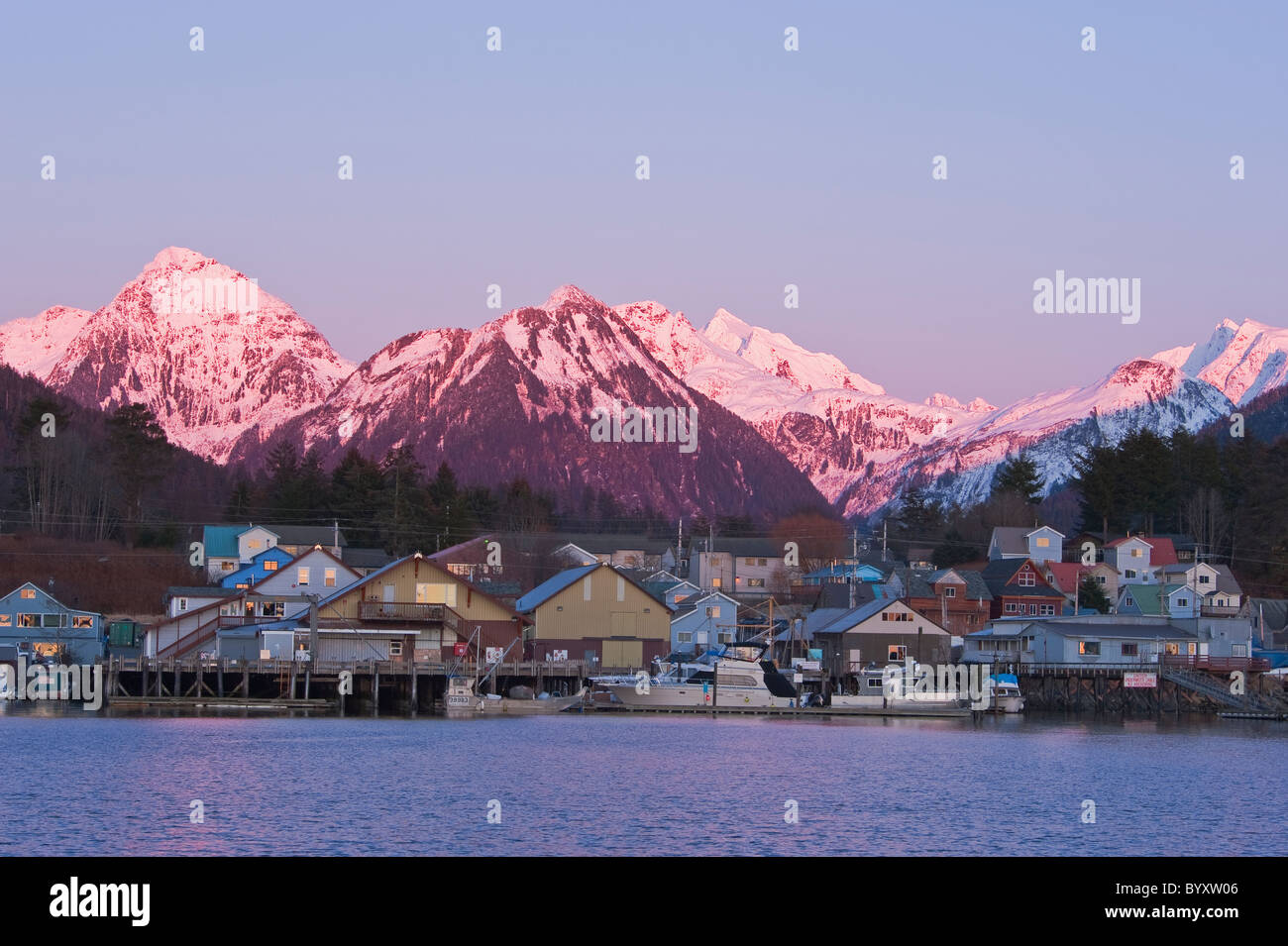 Canale, dei porti e delle montagne innevate in Sitka, Alaska durante un bellissimo tramonto. Foto Stock