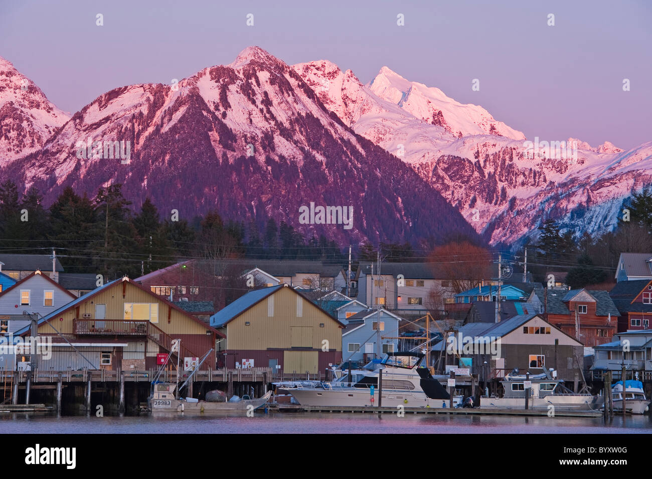 Canale, dei porti e delle montagne innevate in Sitka, Alaska durante un bellissimo tramonto. Foto Stock