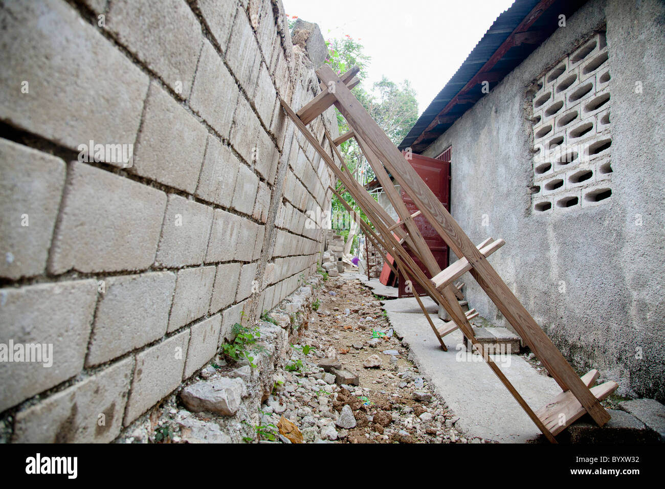 Banchi di chiesa utilizzata per ospitare fino a un muro di caduta causata dal terremoto; Port-au-Prince, Haiti Foto Stock