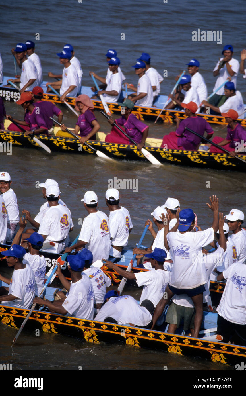 Longboat racers sul fiume Tonle Sap durante il Festival dell'acqua (Bonn Om Tuk) celebrazioni- Phnom Penh Cambogia. Foto Stock