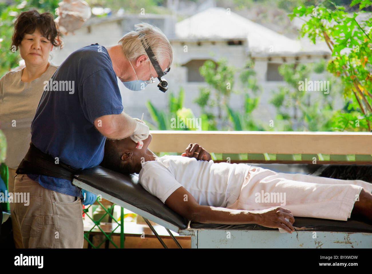 Un dentista volontari il suo dentista per aiutare gli haitiani che vivono in povertà; grand saline, Haiti Foto Stock