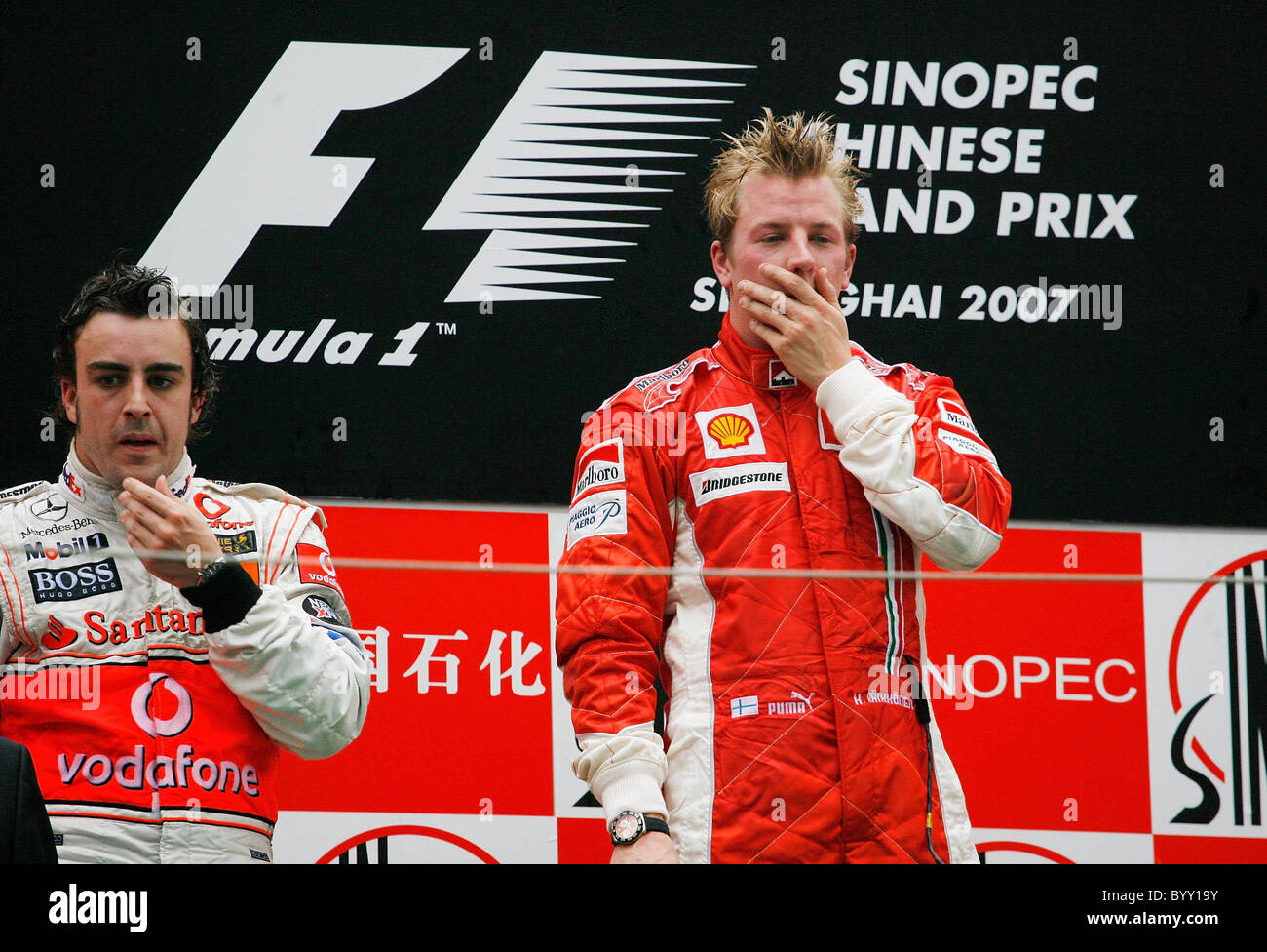Vincitore di gara Kimi Raikkonen (R) della Ferrari con il secondo posto il  pilota Fernando Alonso (L) della McLaren Mercedes festeggiare sul Foto  stock - Alamy