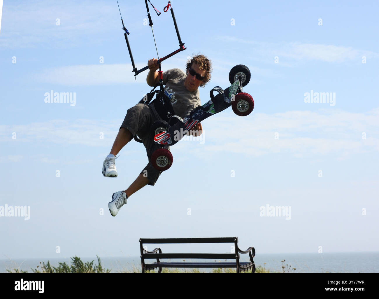 Sport estremo kiteboarding in Dovercourt Aquiloni Foto Stock