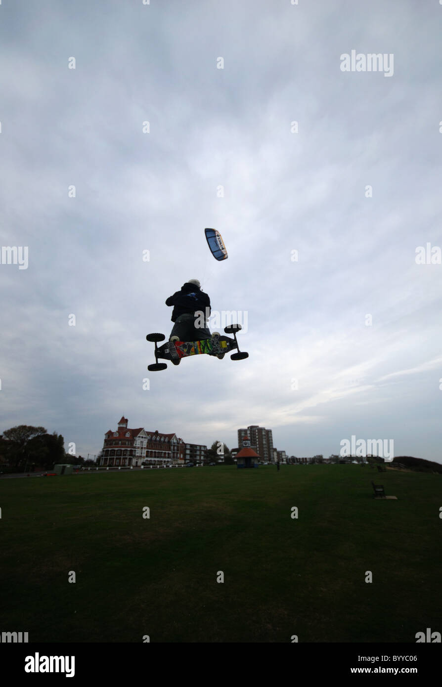 Sport estremo kiteboarding su Frinton verde. Foto Stock