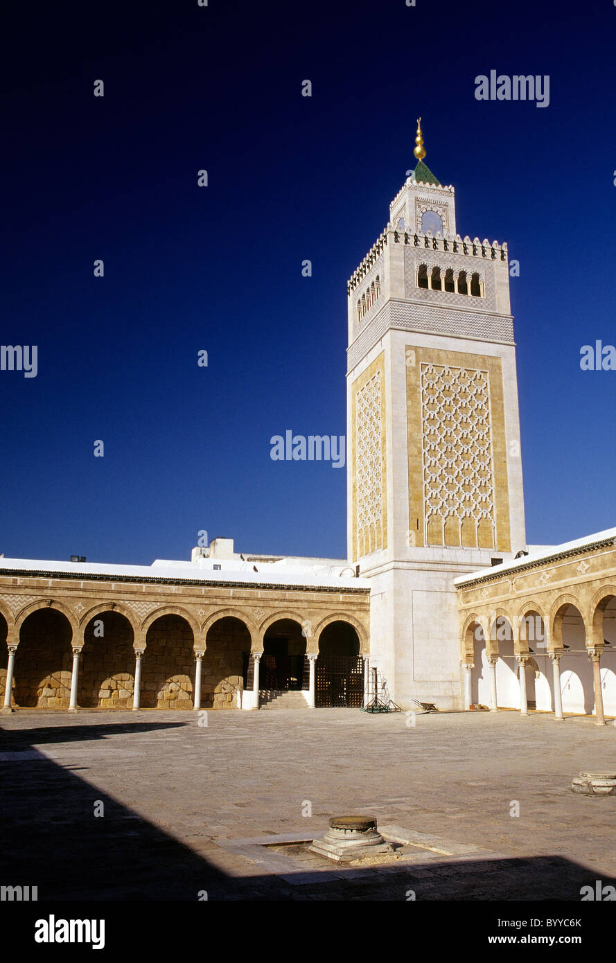 Torre della moschea Ez-Zitouna nel Patrimonio Mondiale UNESCO- Medina di Tunisi, Tunisia. Foto Stock