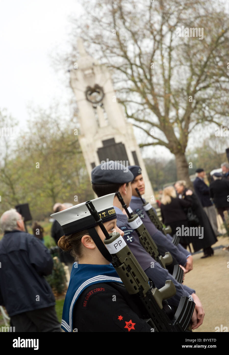 Una femmina di mare cadet guardia presso il Cenotafio durante il giorno del ricordo , central park , East Ham Foto Stock