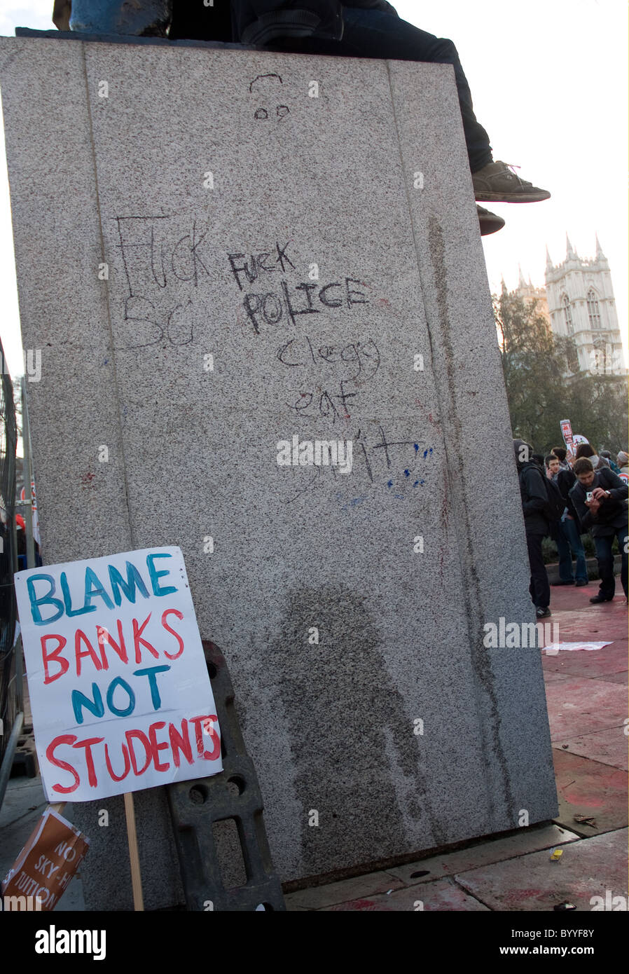Graffiti sul plinto di Churchill della statua , durante la protesta studentesca contro le tasse di iscrizione Foto Stock